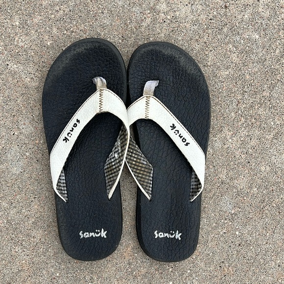 Sanuk Shoes - Sanuk size 7 with white leather strap
